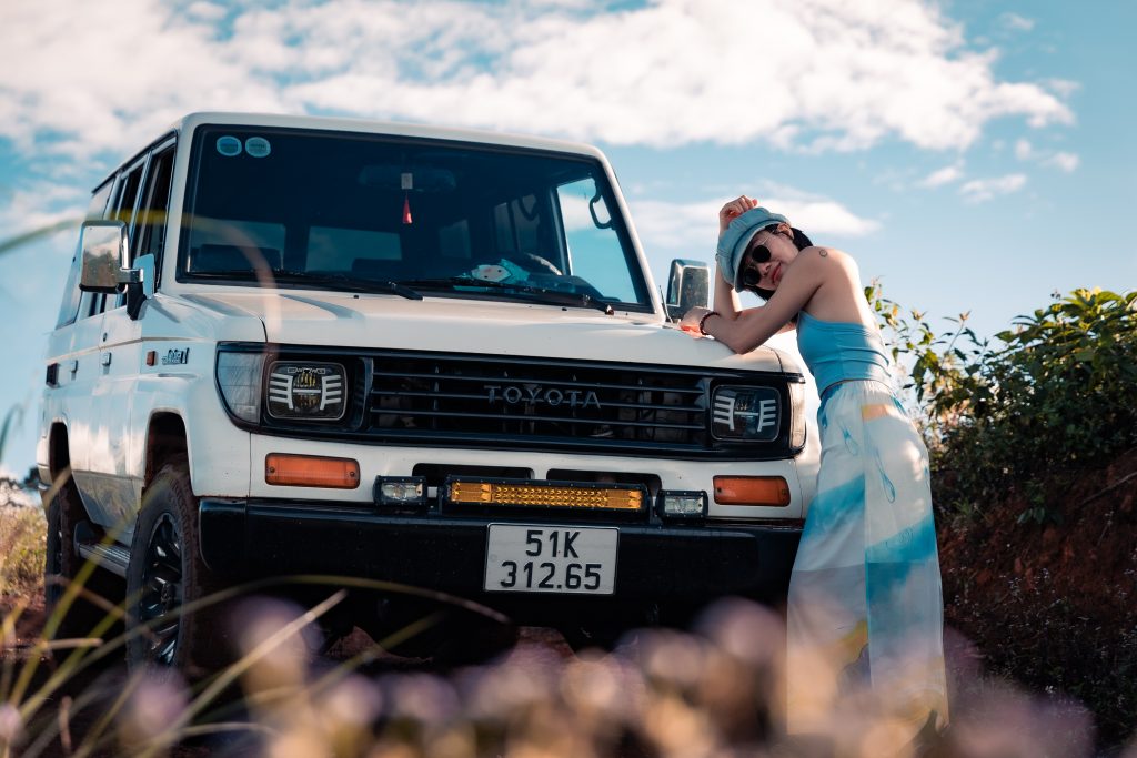 Tour trong ngày Măng Đen như photo tour có các cô gái chụp ảnh bên cạnh xe hai cầu màu trắng