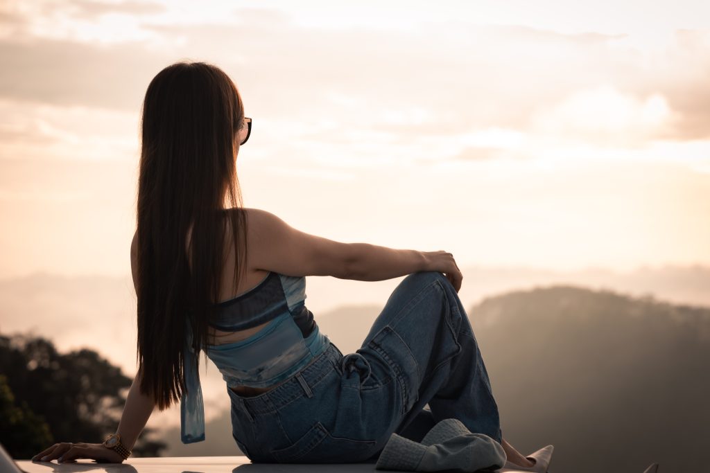 Măng Đen Ở Đ&acirc;u: du kh&aacute;ch ngồi ngắm ho&agrave;ng h&ocirc;n v&agrave; lớp n&uacute;i xa ở Măng Đen