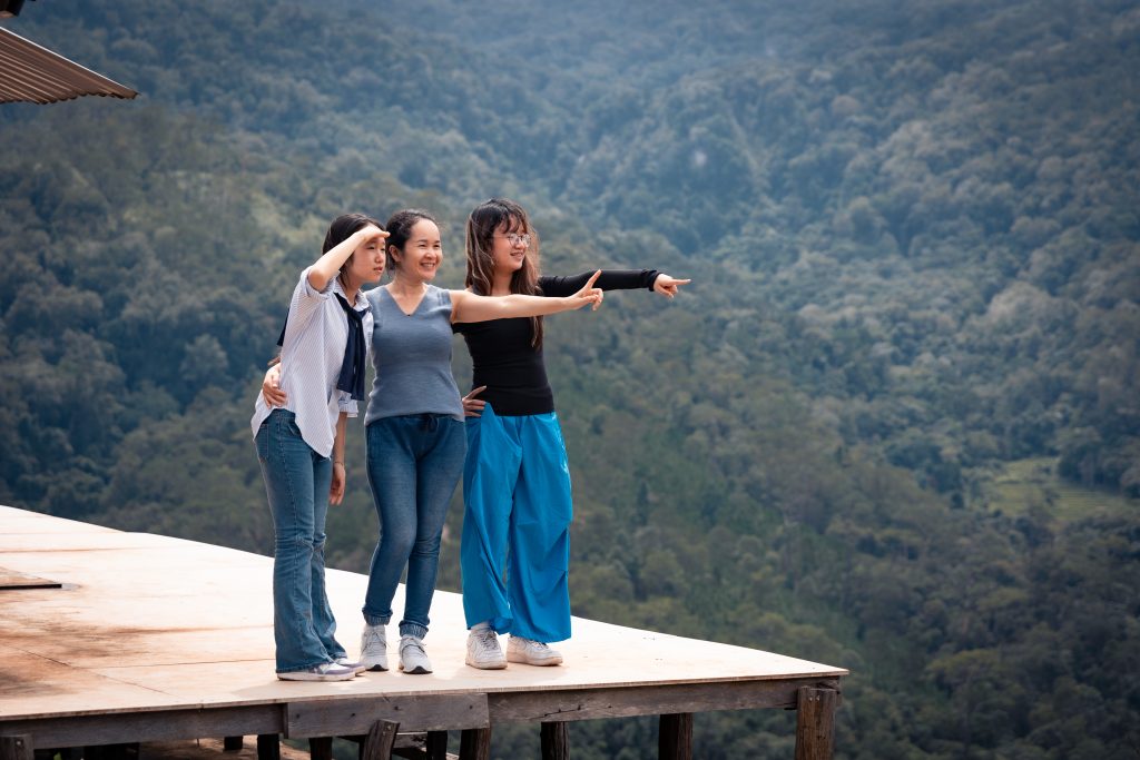 Nhóm khách nữ chụp ảnh tại điểm ngắm rừng núi trong tour private Măng Đen