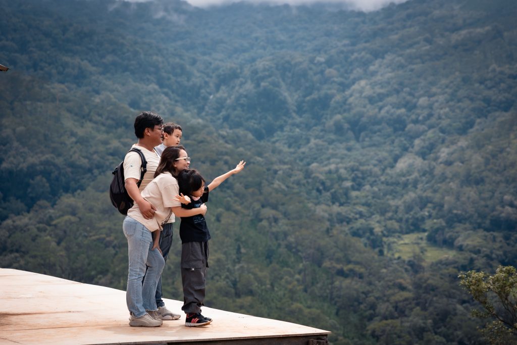TOUR N&Agrave;O Ở MĂNG ĐEN L&Agrave; C&Acirc;U HỎI M&Agrave; RẤT NHIỀU NGƯỜI THẮC MẮC, NẾU BẠN L&Agrave; 2 NGƯỜI ĐỨNG GIỮA N&Uacute;I RỪNG TRONG MỘT BỨC ẢNH RẤT ĐẸP TH&Igrave; SAO ?