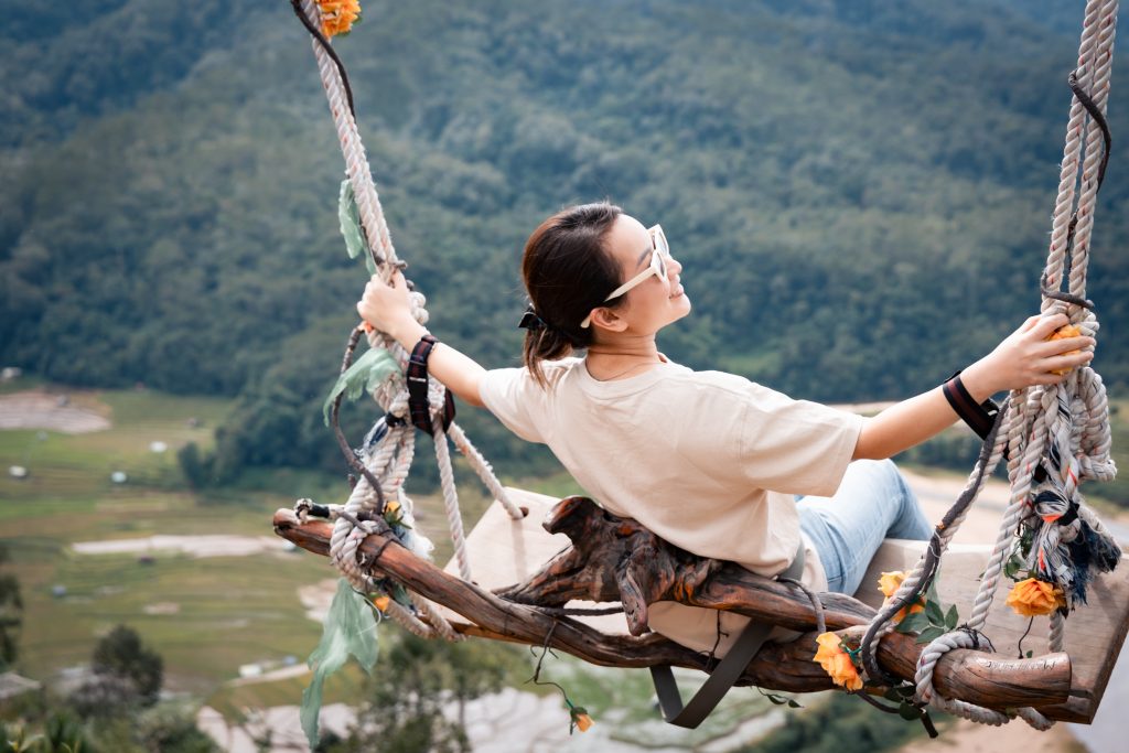 Du khách ngồi xích đu nhìn xuống thung lũng Măng Đen