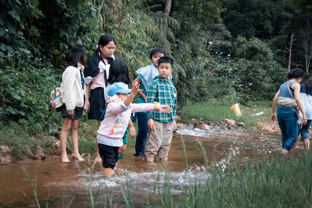 Trẻ em chơi bên suối trong chuyến đi Măng Đen