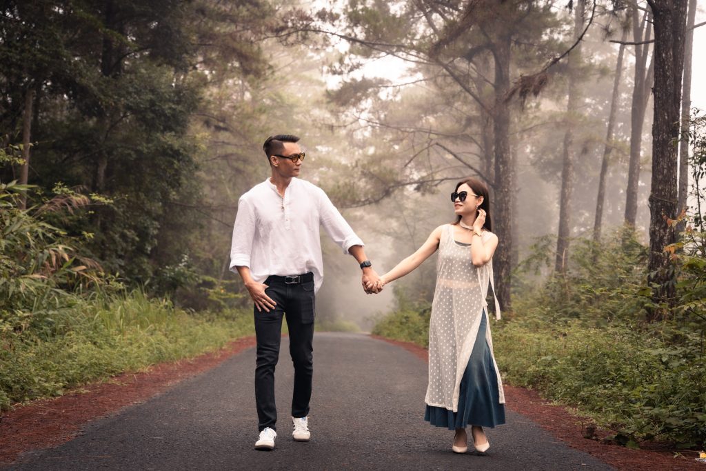 Cặp đôi đi giữa rừng thông Măng Đen trong photo tour