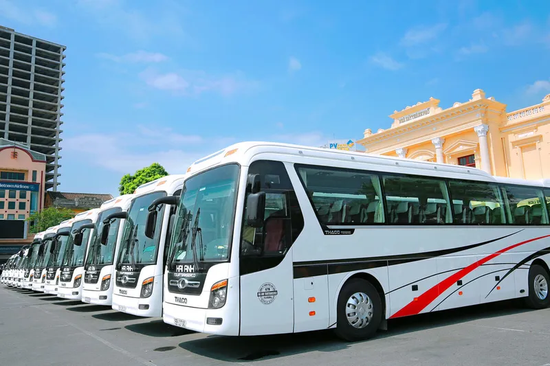 Xe kh&aacute;ch Đ&agrave; Nẵng Măng Đen: d&atilde;y xe kh&aacute;ch lớn tại bến trước chuyến đi đường d&agrave;i