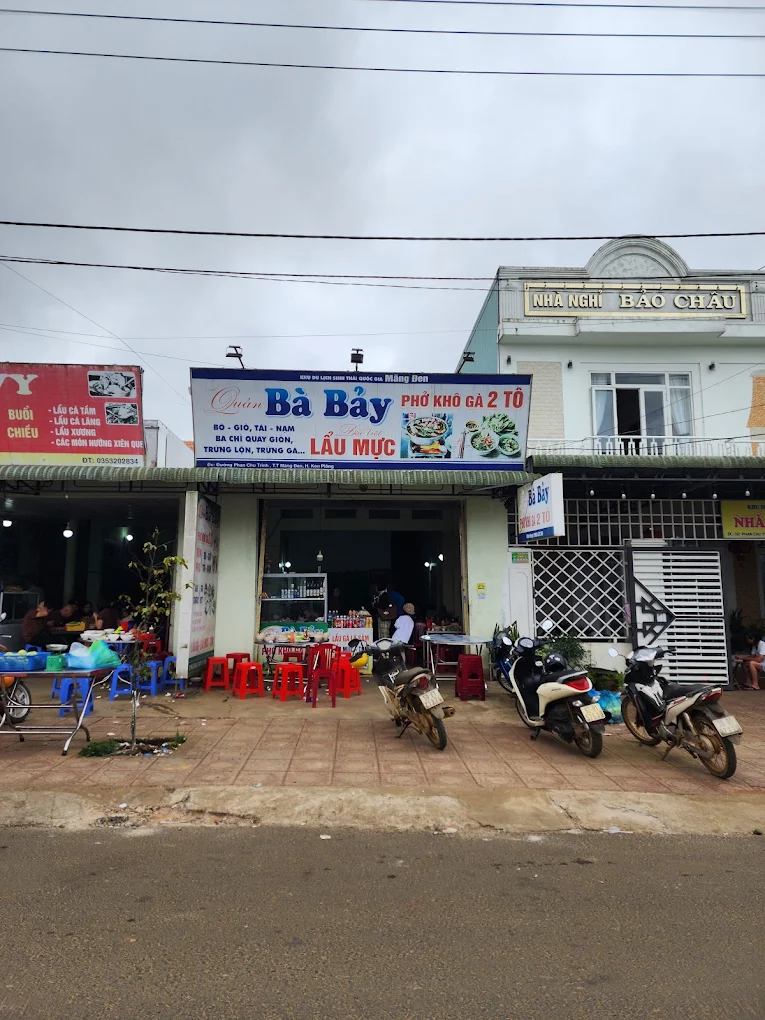 Mặt tiền Qu&aacute;n B&agrave; Bảy Măng Đen tr&ecirc;n đường Phan Chu Trinh v&agrave;o ban ng&agrave;y