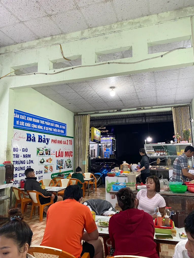Kh&ocirc;ng gian b&ecirc;n trong Qu&aacute;n B&agrave; Bảy Măng Đen khi đ&ocirc;ng kh&aacute;ch v&agrave;o buổi tối