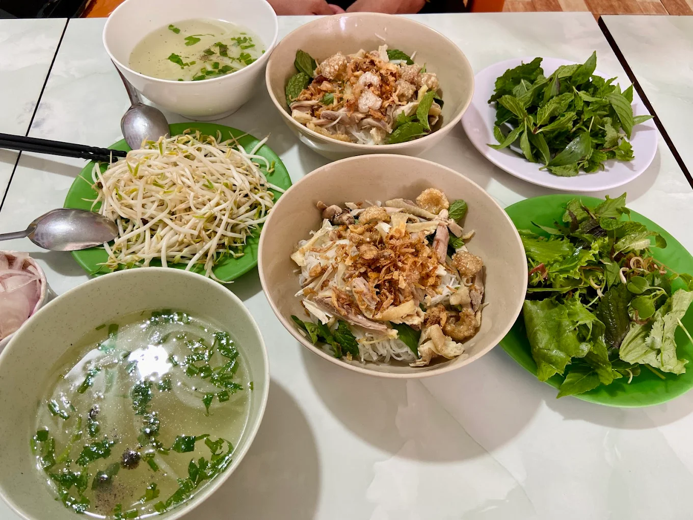 Bữa phở kh&ocirc; đầy đủ tại Qu&aacute;n B&agrave; Bảy Măng Đen với hai t&ocirc;, rau sống v&agrave; gi&aacute; đỗ