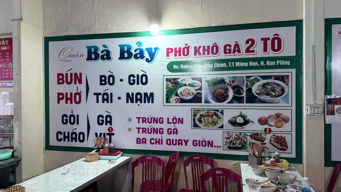 Bảng giới thiệu m&oacute;n ăn treo b&ecirc;n trong Qu&aacute;n B&agrave; Bảy Măng Đen