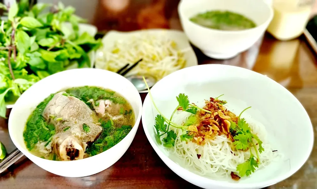 Hai t&ocirc; phở kh&ocirc; v&agrave; phở nước tại Phở Kh&ocirc; 79 Măng Đen tr&ecirc;n b&agrave;n ăn buổi s&aacute;ng