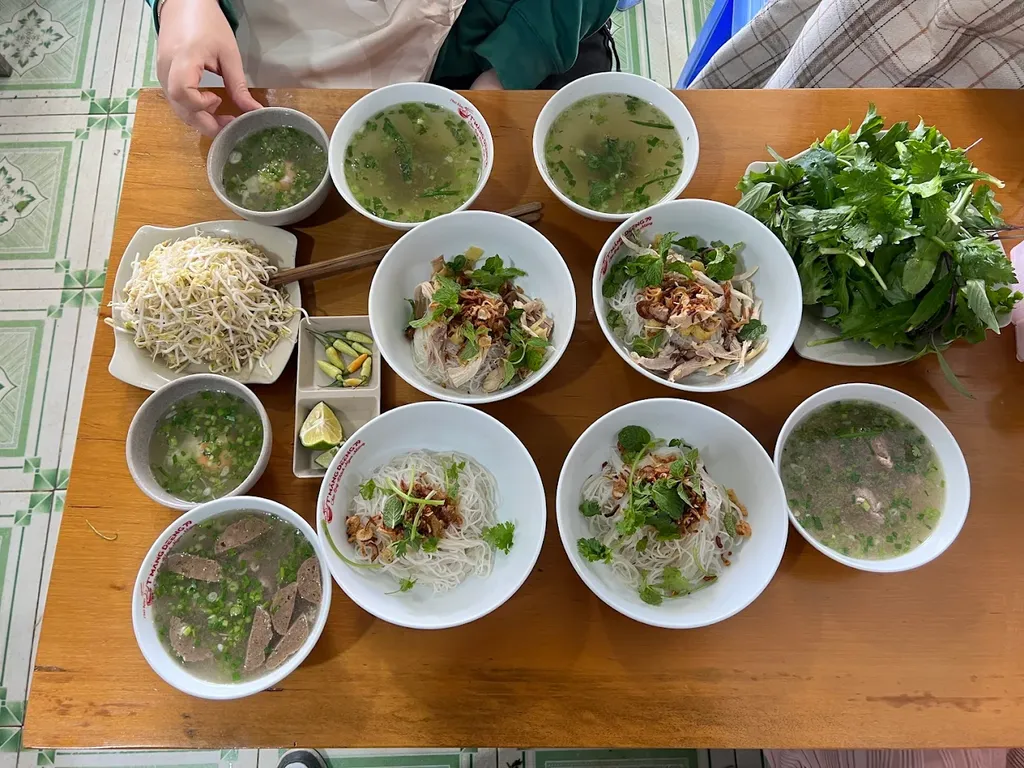 B&agrave;n ăn nhiều phần phở kh&ocirc; 79 Măng Đen d&agrave;nh cho nh&oacute;m kh&aacute;ch v&agrave;o buổi s&aacute;ng