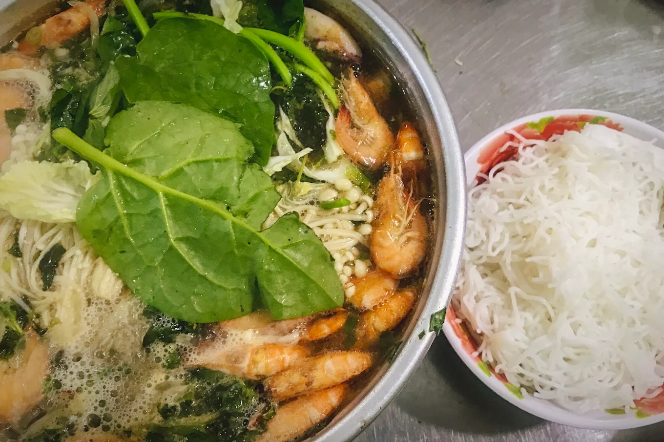 Nồi lẩu mực tại Qu&aacute;n B&agrave; Bảy Măng Đen ăn k&egrave;m rau xanh v&agrave; b&uacute;n