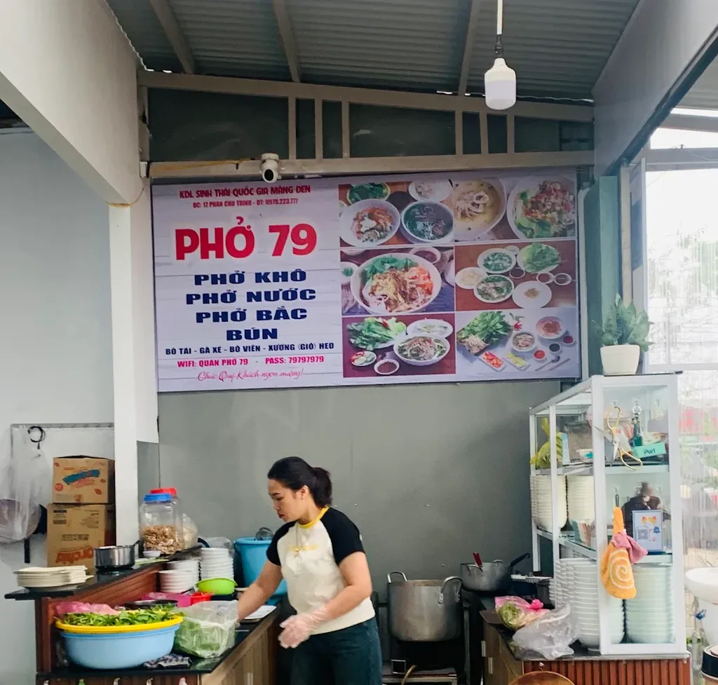 Khu chuẩn bị m&oacute;n ăn b&ecirc;n trong Phở Kh&ocirc; 79 Măng Đen