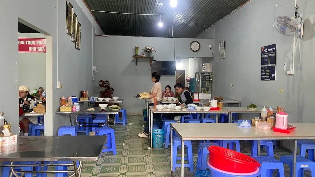Kh&ocirc;ng gian b&ecirc;n trong Phở Kh&ocirc; 79 Măng Đen với b&agrave;n ghế phục vụ kh&aacute;ch buổi s&aacute;ng