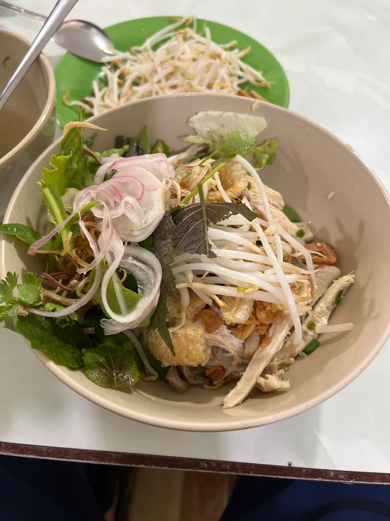 T&ocirc; phở kh&ocirc; g&agrave; tại Qu&aacute;n B&agrave; Bảy Măng Đen với rau thơm, gi&aacute; đỗ v&agrave; h&agrave;nh ng&acirc;m