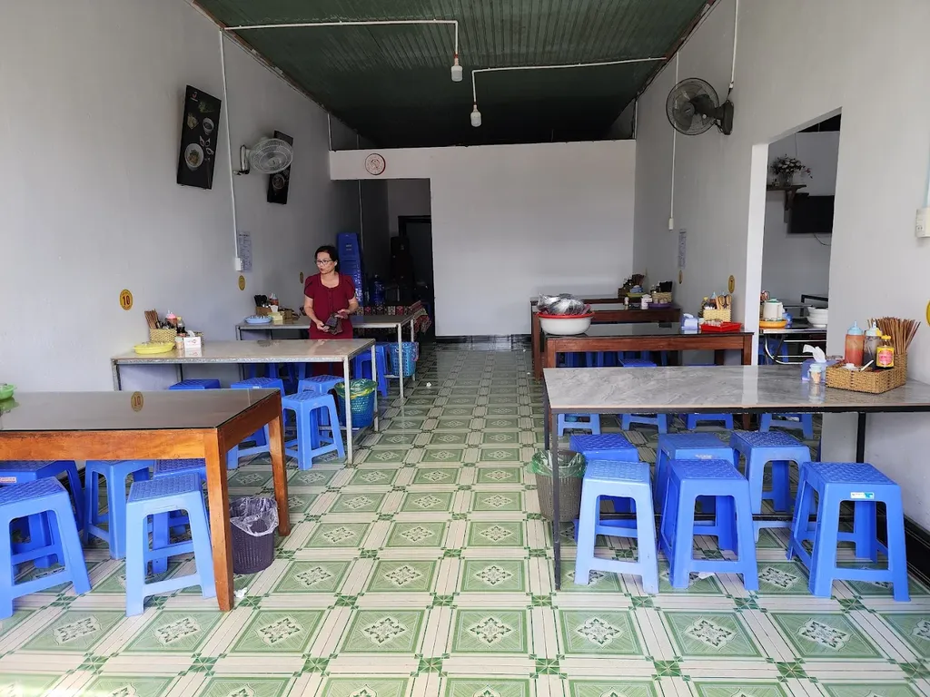 Kh&ocirc;ng gian ngồi ăn rộng v&agrave; s&aacute;ng b&ecirc;n trong Phở Kh&ocirc; 79 Măng Đen