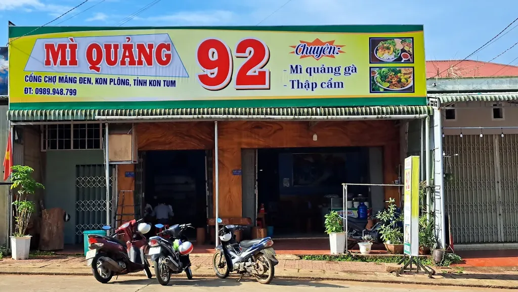 bảng hiệu m&igrave; quảng 92 măng đen ở chợ kon plong ph&ugrave; hợp với nhiều du kh&aacute;ch
