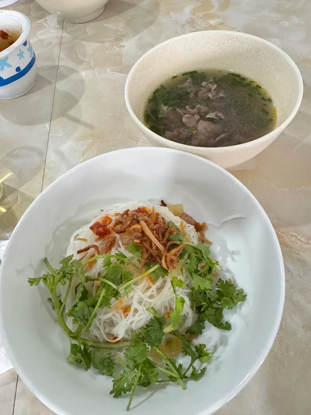 t&ocirc; b&aacute;nh canh c&aacute; l&oacute;c với c&aacute; l&oacute;c v&agrave; chả c&aacute; tại A Kay 7