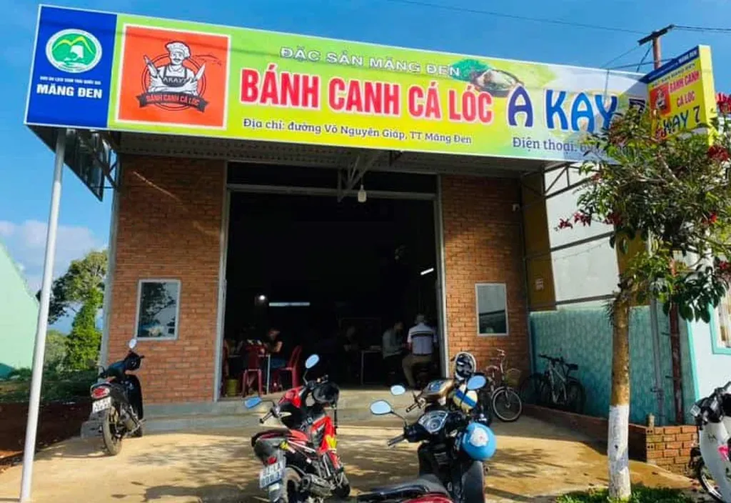 mặt tiền qu&aacute;n b&aacute;nh canh c&aacute; l&oacute;c akay Măng Đen rộng r&atilde;i, kh&ocirc;ng gian qu&aacute;n rộng, c&oacute; thể chứa nhiều kh&aacute;ch đ&ecirc;n ăn c&ugrave;ng l&uacute;c