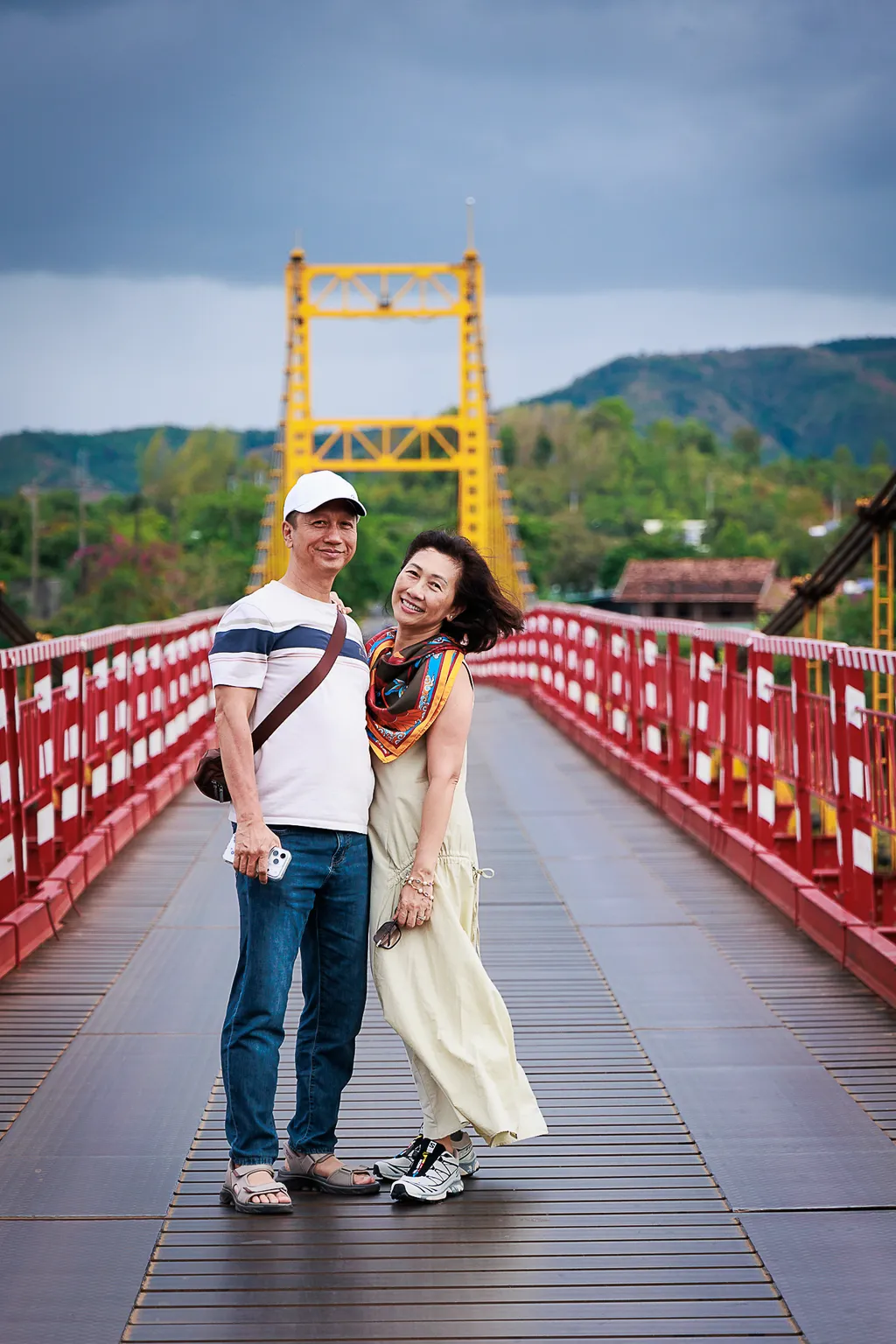 Du khách đứng trên cầu treo Kon Klor trong hành trình từ Pleiku đi Măng Đen